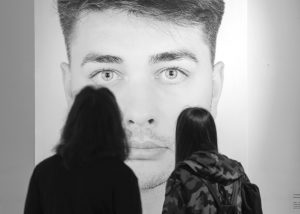 Privind în tunel dinspre lumină